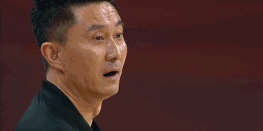 九游体育-No！膝盖受伤倒下！这可是广东队的得分王